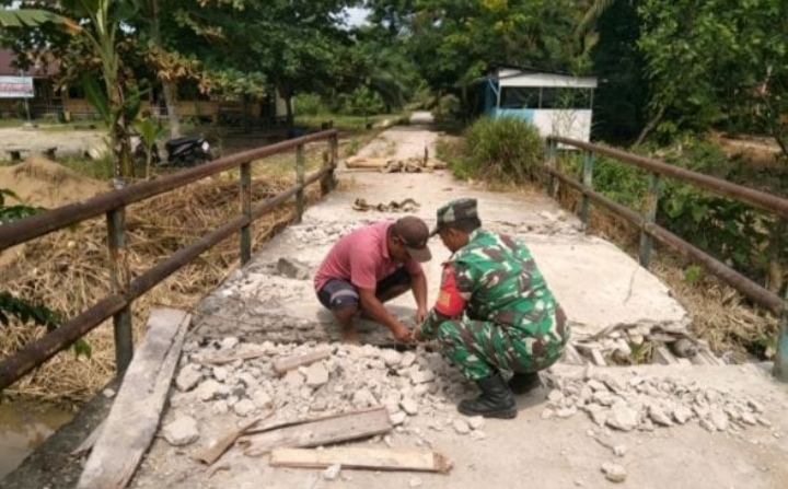 Babinsa Koramil 01/Rengat Dan Warga Melaksanakan Pembangunan Jembatan Garuda Didesa Tanjung Sari