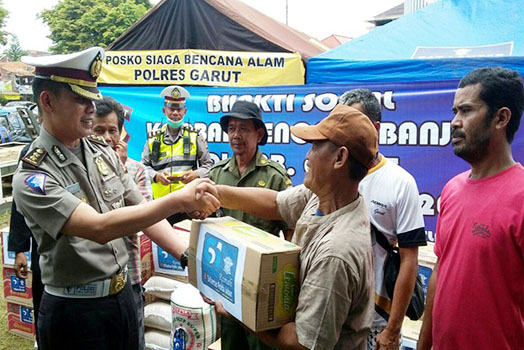 Polantas Hibur Anak-Anak Korban Banjir Bandang Garut