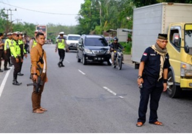 Polisi Bersenjata Razia di Pintu Masuk Pekanbaru