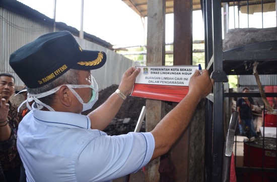 Cemari Kali Bekasi, Dua Pabrik Disegel Wali Kota