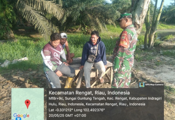 Ciptakan Keakraban Dengan Warga Binaan Melalui Komsos Babinsa Koramil 01/Rengat Kunjungi Warganya