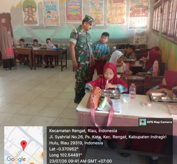 Wujud Dukungan Program Pemerintah, Babinsa Koramil 01/Rengat Dampingi MBG di Sekolah