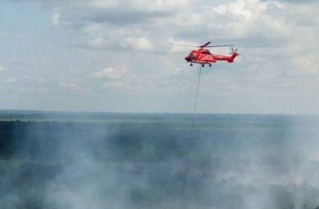 Helikopter Sinarmas Turut Padamkam Karlahut di Pelalawan