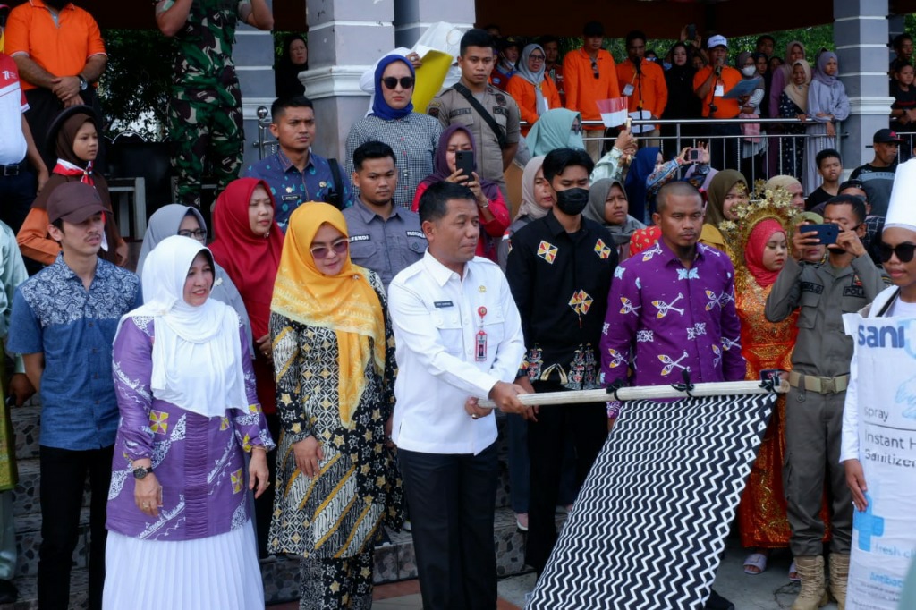 Sekda Dedi Sambudy buka Karnaval HUT RI ke-77 Kecamatan Kuantan Tengah