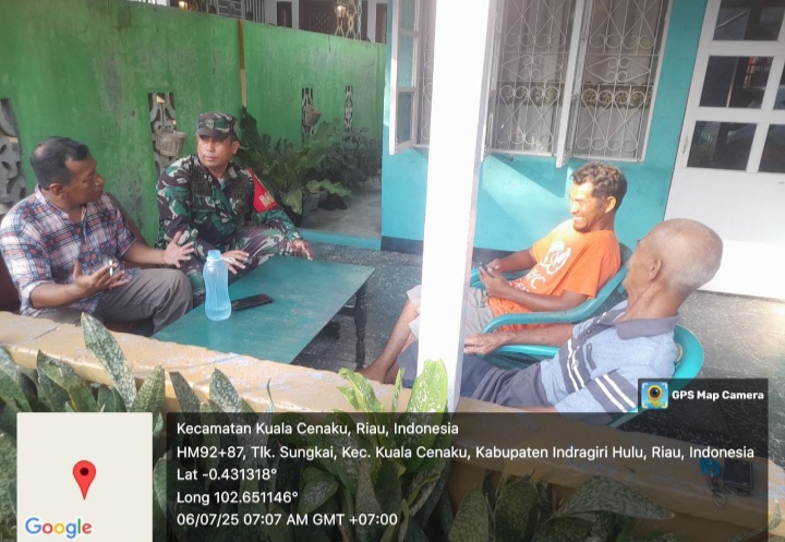 Bersama Perangkat Desa Babinsa Koramil 01/Rengat Jalin Keakraban Dalam Laksanakan Komsosnya