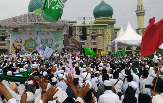 Halaman Masjid Agung An Nur Pekanbaru Dibanjiri Ribuan Umat Islam