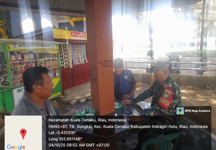 Babinsa Koramil 01/Rengat Melaksanakan Komsos Dengan Warga Desa Binaan