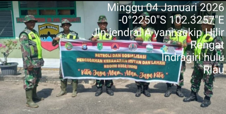 Pastikan Wilayah Aman Dari Kebakaran Babinsa Serda Khairul Aidil Putra Patroli Karhutla Didesa Teluk Sungkai