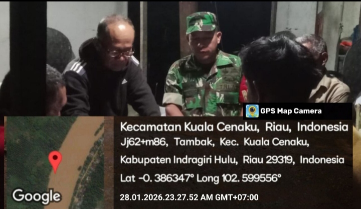 Tingkatkan Kewaspadaan  Sistem Keamanan Wildes, Babinsa Aktif Komsos Kunjungi Pos Kamling  Desa Binaan