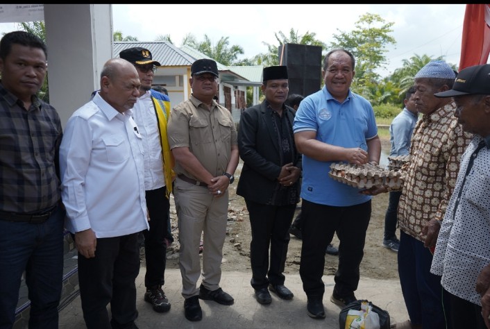 Pemkab Asahan Serahkan Bantuan Dan Tinjau Tanggul Jebol Di Desa Sei Dua Hulu