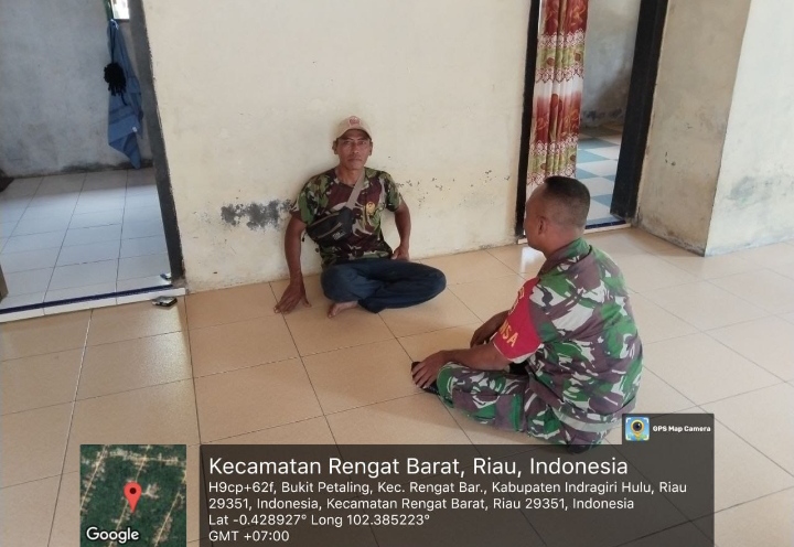 Jalin Kedekatan dan Keakraban Dengan Warga, Babinsa Laksanakan Komsos Di Desa Bukit Petaling