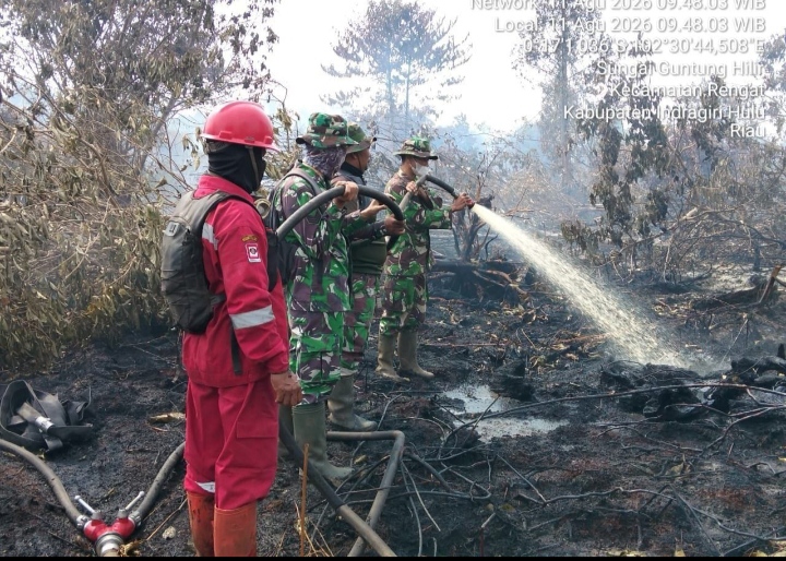 Lakukan Padaman Koramil 01/Rengat Kodim 0302/Inhu Berjimbaku Terjun Langsung Di Desa Sungai Guntung Hilir