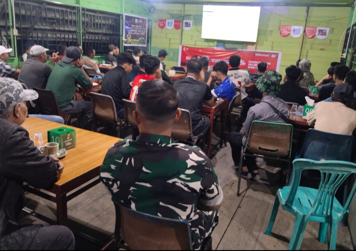 Untuk jaga Keamanan Wilayah, Babinsa Koramil 01/Rengat Nobar Piala Dunia Bersama Warga