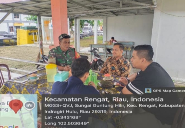 Mengetahui Informasi Perkembangan Wilayah Babinsa Koramil 01/Rengat Melaksanakan Komsos Kunjungi Warga