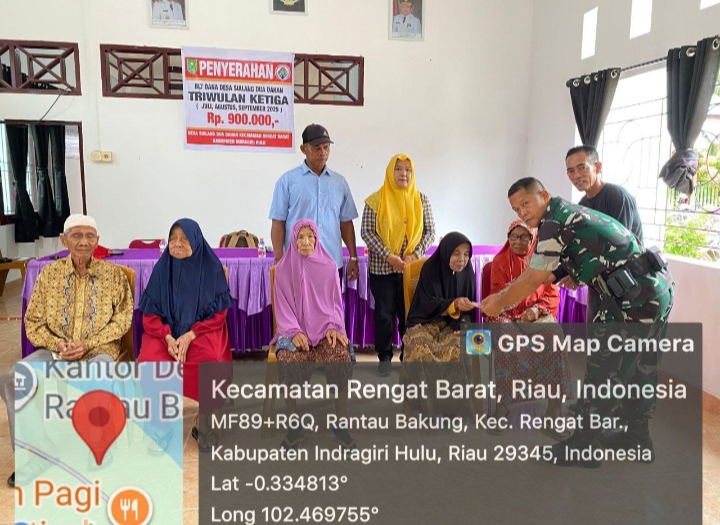 Babinsa Dampingi Sekaligus Secara Simbolis Bagikan Dana BLT di Desa Binaan Rantau Bakung