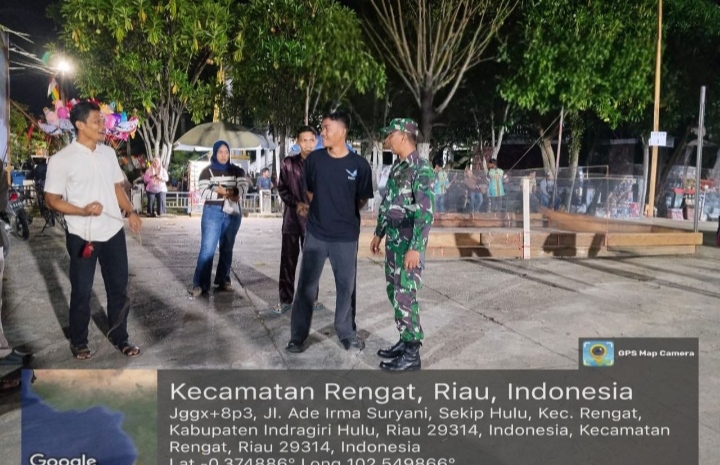 Antisipasi Gangguan Kamtibmas, Babinsa Koramil 01/Rengat Sambangi Warga pada Malam Hari