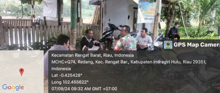 Mamfaatkan Waktu Istirahat Babinsa Koramil 01/Rengat Berbincang Dengan Masyarakat Desa Binaan