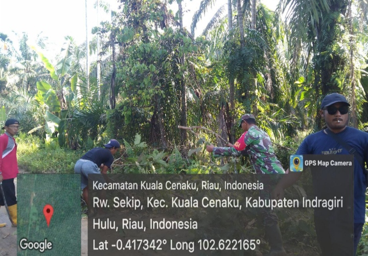 Timbulkan Semangat Goro Babinsa Dan Warga Bersihkan Bahu Jalan Desa Rawa Sekip