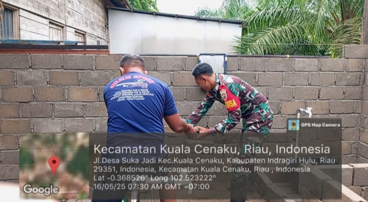 Kembangkan Budayakan Saling Membantu, Babinsa Koramil 01/ Rengat Bantu Bangun Rumah Warga