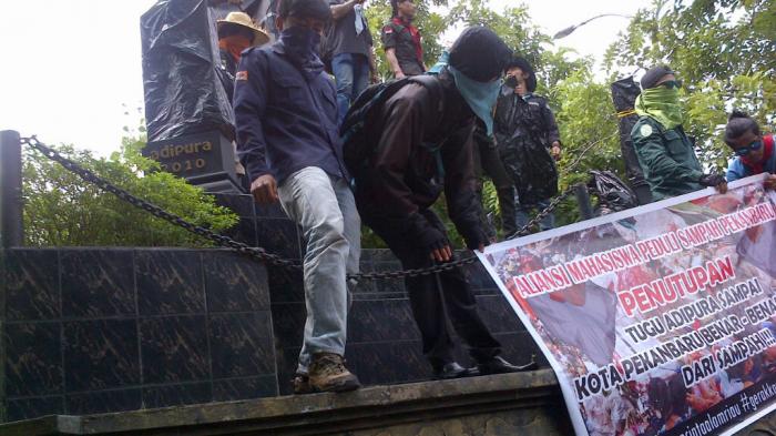 Tugu Adipura di Depan Kantor Walikota Ditutup Mahasiswa dengan Kain Hitam