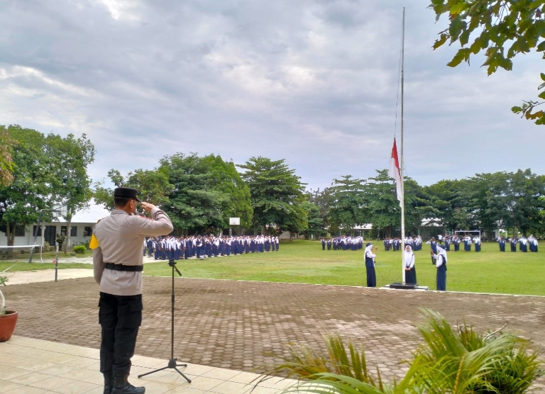 Kabag SDM Polres Tebing Tinggi Berikan Pembinaan Siswa melalui Upacara Bendera di SMP Negeri 7