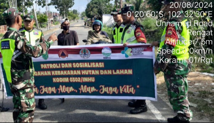 Terus Lakukan Patroli Dan Sosialisasi Bahaya Karhutla Babinsa Koramil 01/Rengat Sambangi Binaanya.