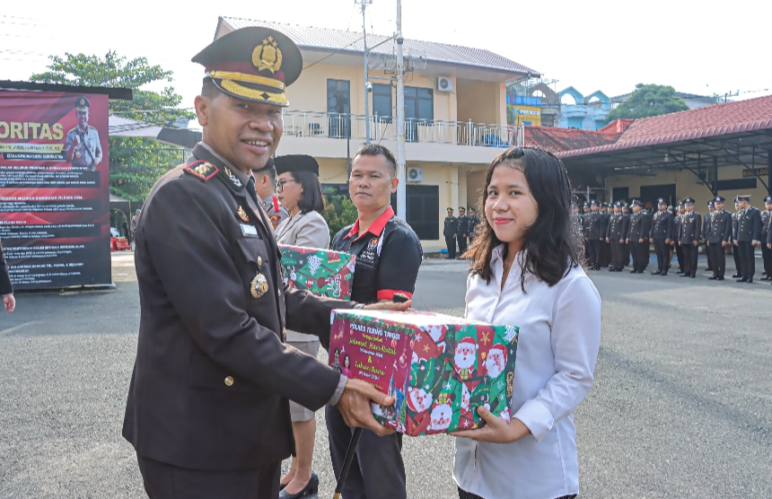 Kapolres Tebing Tinggi Serahkan Bingkisan Nataru kepada Personel dan Wartawan