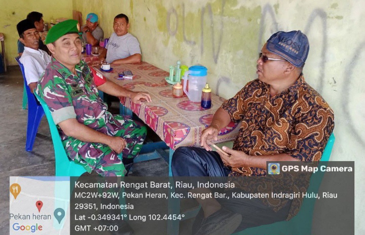 Hari Libur Babinsa Koramil 01/Rengat Tetap Lakukan Komsos Bersama Warga Di Wilayah Desa Binaan