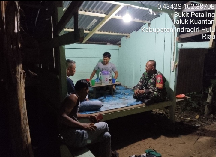Lakukan Patroli Malam , Babinsa Jaga Kamtibmas Diwilayah Binaan Agar Tetap Aman