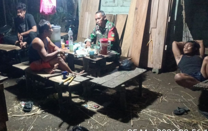 Tingkatkan Keamanan di wilayah Binaan, Babinsa Bersama Perangkat Siapkan Takbir Keliling