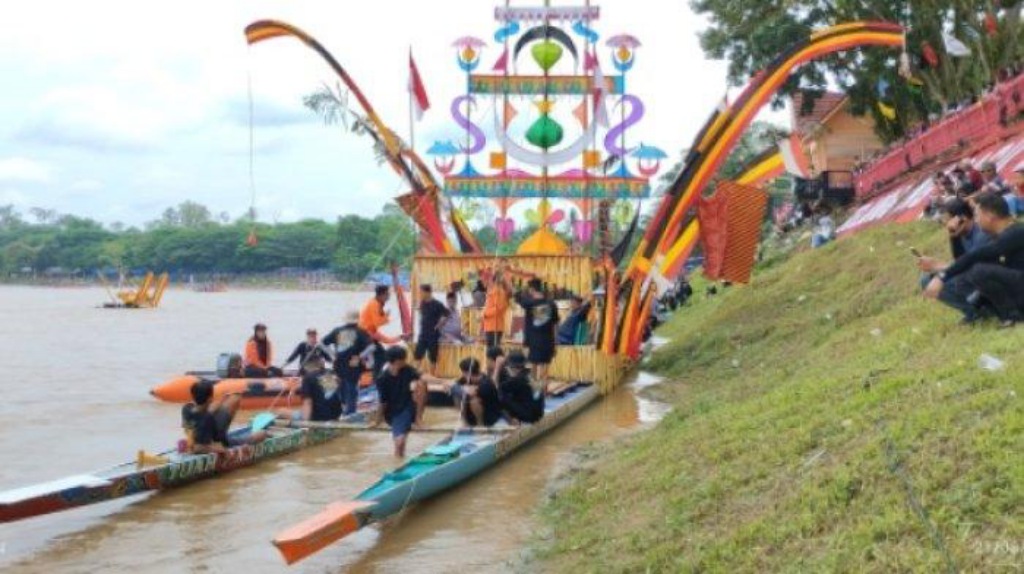 Arak-Arakan Pembukaan Festival Pacu Jalur Tradional di Tepian Narosa