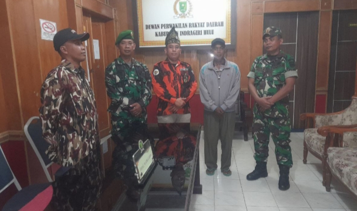 Tingkatkan Keamanan, Babinsa Koramil 01/Rengat Bersama Ormas dan Masyarakat Patroli Siskamling