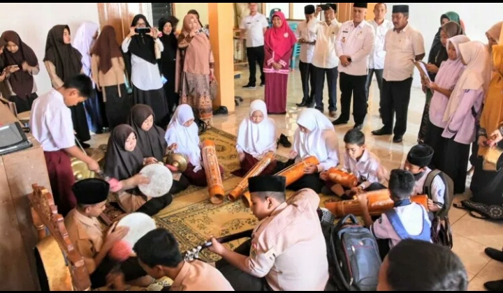 Pelajar Aceh Tengah Diajari Memainkan Teganing dan Canang.