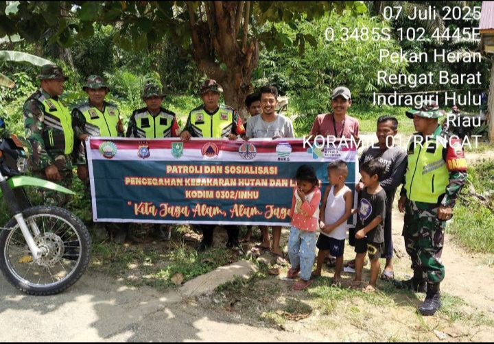 Deteksi Dini Karhutla Desa Pekan Heran Babinsa Ajak Masyarakat Lakukan Patroli