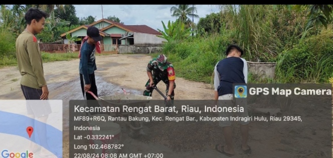 Ringankan Warga Binaanya Babinsa Bantu Cetak  Batako.