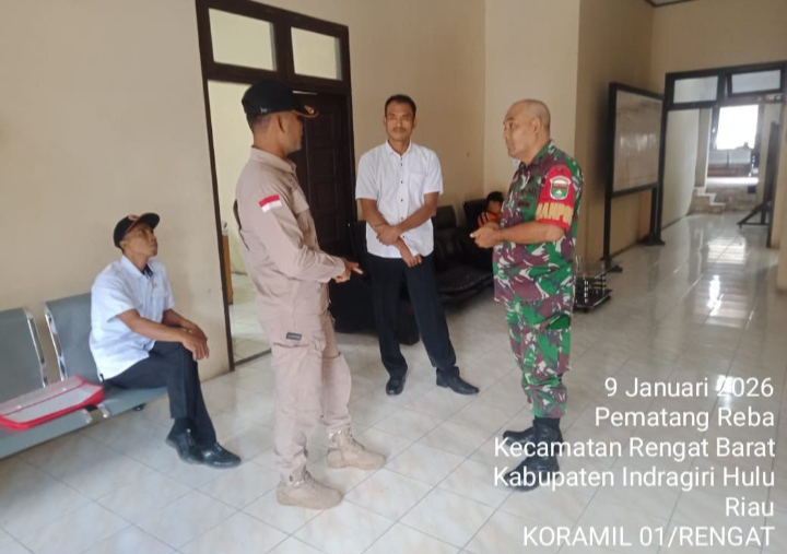 Guna Mengetahui Situasi Alam Danpos Rengat Barat Koramil 01/Rengat Melaksanakan Komsos Bersama KPBD