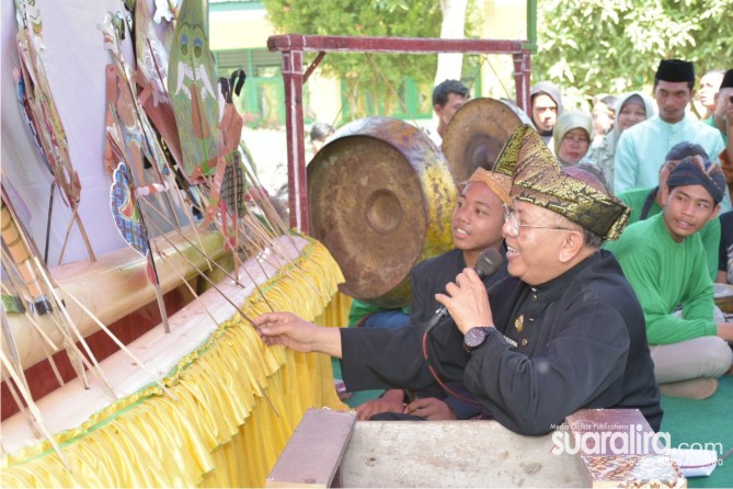 Bupati Sergai Duet Mendalang bersama Dalang Cilik M.Ardiansyah