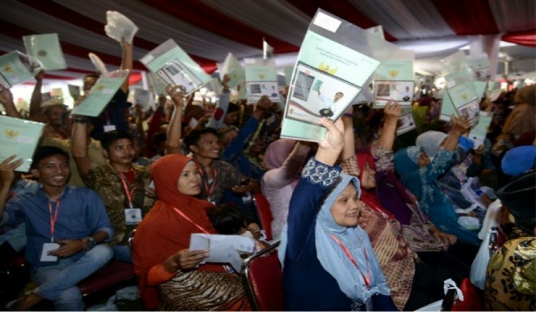 Kunjungan ke Tegal, Presiden Bagikan 5.500 Sertifikat