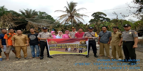 Polsek Muara Lakitan Bersama Ibu Bhayangkari Dan Jajaran Laksanakan Giat Bhakti Sosial Untuk Korban Kebakaran Di Desa Muara Rengas