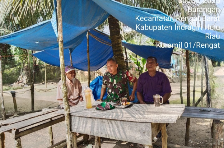 Babinsa Koramil 01/Rengat Jalankan Komsos Untuk Bangun Komunikasi Yang Baik Dengan Mitra Karib di Wilayah Binaan