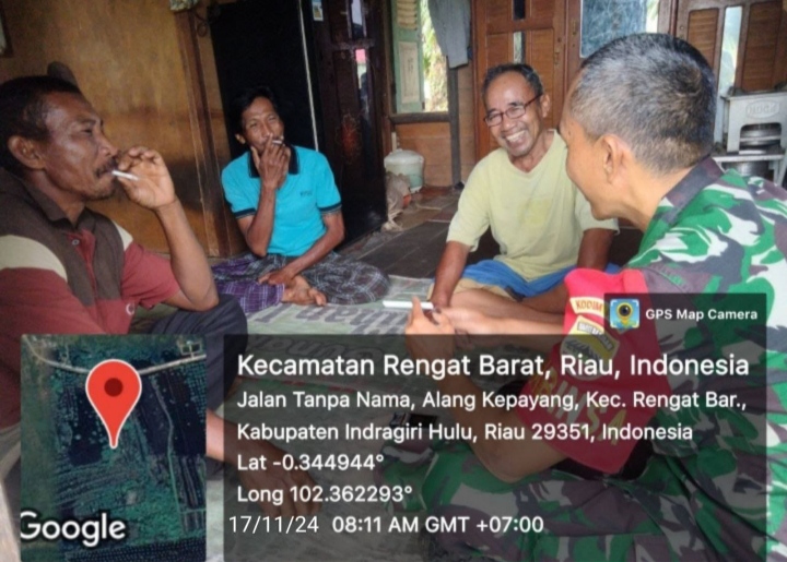 Jelang Pilkada Serentak,Babinsa Koramil 01/Rengat Komsos Bersama Warga Masyarakat