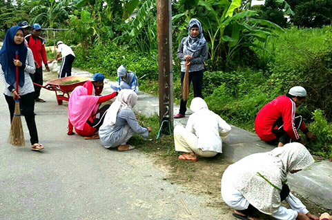 Warga Desa Pagendingan Kerja Bakti