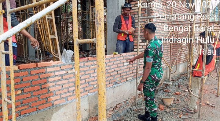 Cerminan Kemanunggalan TNI Babinsa Koramil 01/Rengat Komsos Temui Pekerja Bangunan
