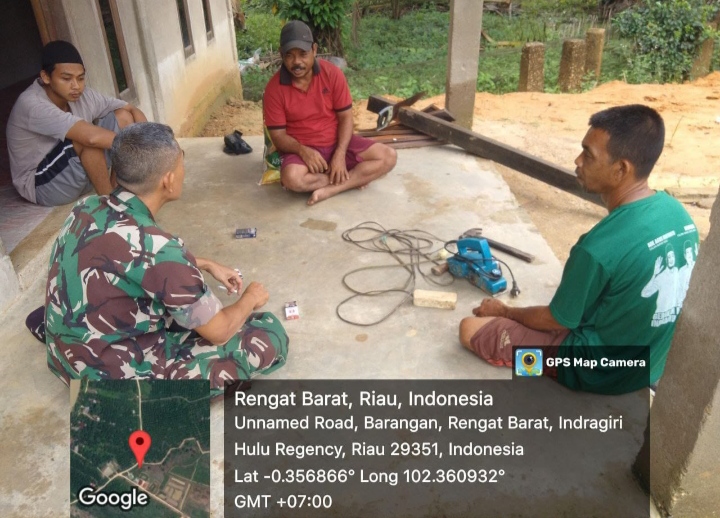 Peduli Terhadap Wilayah Binaan Babinsa Ciptakan Keakraban Melalui Komsos