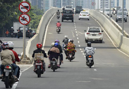 Spanduk Larangan Sepeda Motor Melintasi Flyover Kerap Hilang