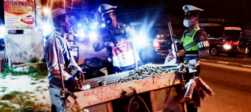 Polres Rohil Gelar Patroli Skala Besar Disertai Pembagian Bansos Kepada Pedagang Kaki Lima