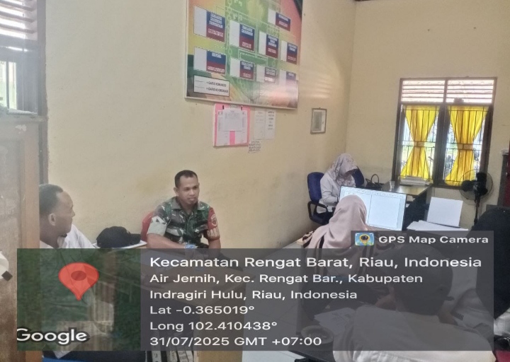 Bersama Kades dan Perangkat Desa Air Jernih Babinsa Jalankan Komsos