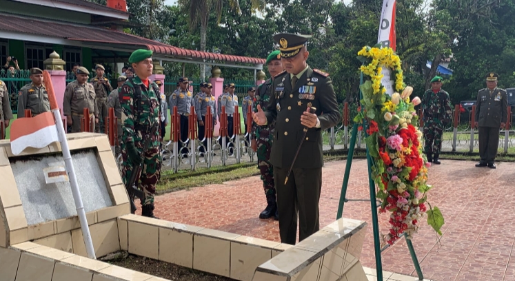 Dandim 0302/Inhu-Kuansing Pimpin Ziarah Nasional Peringatan HUT TNI Ke-79 Di Makam Pahlawan KH.Umar Usman Bupati Militer Indragiri II.