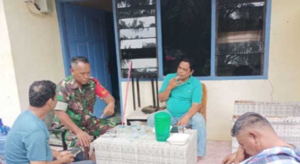Awasi Situasi yang Berkembang dan Menonjol Babinsa Jalin Silaturahmi dengan Warga di Wilayah