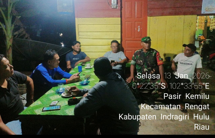 Hadir di Tengah Warga, Babinsa Laksanakan Komsos Wujudkan Kebersamaan di Desa Pasir Kemilu